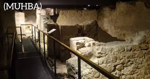 Le Muhba Renferme Un Tresor Les Vestiges De La Ville Antique Au Sous Sol Du Musee Tout Le Long De La Visite Sont Prese En 2020 Souterrain Barcelone Piscine Gonflable