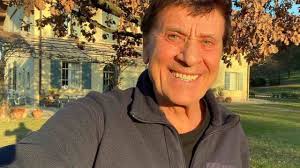 Il cantante ha subito un imprevisto molto brutto. Gianni Morandi Incidente Ustioni Su Mani E Gambe Come Sta