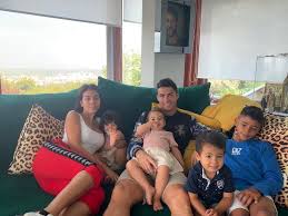 Cristiano ronaldo dos santos aveiro est né le 5 février 1985 à funchal sur l'île de madère, au portugal. Cristiano Ronaldo Affiche Sa Famille Nombreuse