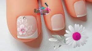 Los piercings de frenillo inferior también son fáciles de ocultar cuando estás en un evento formal o en el trabajo. Decoracion De Unas Pies Sencillo Y Facil De Hacer En Color Blanco Diseno Pedicure Para Novia Youtube