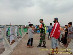 Pelabuhan adalah sebuah fasilitas di ujung samudra, sungai, atau danau untuk menerima kapal dan memindahkan barang kargo maupun penumpang ke dalamnya. Pantau Pelabuhan Sungai Piring Babinsa Koramil 12 Batang Tuaka Ingatkan Protkes Ke Warga