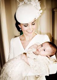 Une tenue tricotée pour la petite fille. Comment S Habiller Pour Un Bapteme Madame Figaro