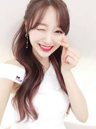 Selling my almost brandnew lovelyz the 3rd mini album (fall in lovelyz) with cd tape and signed photo card. Lovelyz The Show Selcas 180508 K Pop Amino