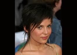 La actriz elena anaya responde a nuestro cuestionario elle de preguntas para conocerla un poco mejor. Elena Anaya Wearing Her Hair In A Short Razor Slithered Look With Long Strings Around Her Neck