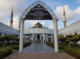 Ia akan berkilau apabila terkena sinaran pancaran matahari. Masjid Kristal Kuala Terengganu Percutian Bajet