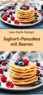 Low Carb Joghurt Pancakes Mit Beeren Susses Pfannkuchen Rezept Susse Pfannkuchen Rezepte Low Carb Rezepte