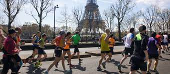 Quelques vétérans de l'espace et des admirateurs posent au pied de la statue de youri gagarine, à gagarine, le 9 mars 2021, jour de. Courir A Paris Le Top 7 Des Meilleurs Spots