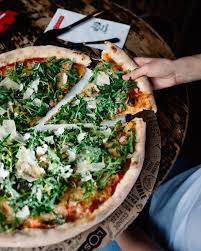 Hast du mal wieder pizza übrig, und dir graut jetzt schon vor der zähen schuhsohle, die nach dem aufwärmen aus dem ofen kommt? L Osteria Lifehack Ich Schneide Meine Pizza Immer In 2 Stucke 8 Stucke Schaffe Ich Einfach Nicht Was Ist Dein Liebster Pizza Witz Facebook