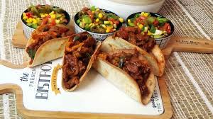 Une purée d'avocats relevée aux épices avec des petits dés de tomates et de la coriandre, à servir en apéritif ou pour accompagner vos. Tacos Mexicains Et Salade Mexicaine Youtube