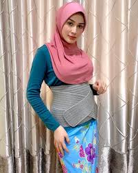 Niena berkata, sebagai isteri, dia berbangga dengan pencapaian suami. Yang Ni Special Sikit Dari Pantang Biasa Datin Niena Baharun Kongsi Kelebihan Penutup Pantang Bersalin Keluarga