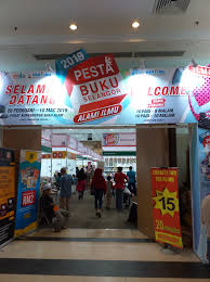 Berkerja sepenuh masa sebagai pembantu pustakawan. Pesta Buku Shah Alam A Journey Begins