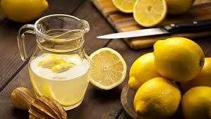Siapkan 2 buah lemon, cuci sampai bersih. 5 Cara Membuat Minuman Lemon Untuk Kesehatan Yang Enak