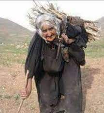 إمرأة عجوز في مكة تحاول أن تحمل حزمة من الحطب و لما رآها رجل اتجه نحوها و قال لها أنا أحملها عنك black and white google black and white italian women