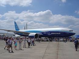 Maklumlah, kesesakan jalan raya di bandar yang didiami penulis agak teruk sehingga memerlukan tambahan masa lebih 1 jam hanya untuk perjalanan 5 minit ketika jalan lengang di waktu malam. Boeing 777 Wikipedia Bahasa Melayu Ensiklopedia Bebas