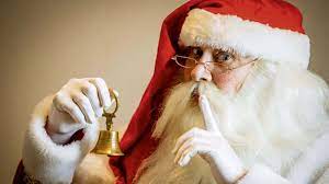 Der weihnachtsmann kommt in voller montur, mit hochwertigem mantel, rauschebart, weißen handschuhen, goldenem himmelsbuch und großem jutesack für die geschenke. Weihnachtsbrauche Vom Nikolaus Zum Weihnachtsmann Brauchtum Kultur Planet Wissen