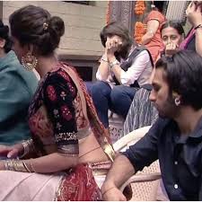 Ranveer Singh Caught Staring At Deepika S Waist Ranveer Singh Deepika Ranveer Deepika Padukone