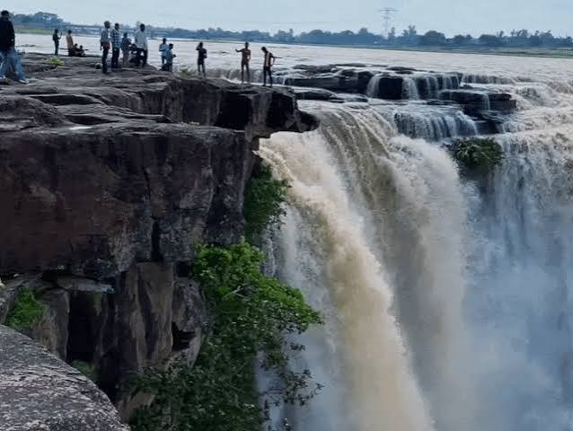 Rewa Waterfalls: Selfie & Reel Craze Puts Lives at Risk; Police Vow Strict Action