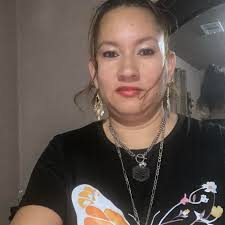 Buen día grupo, en mi casa llegó sola esta gallina, alguien sabe de qué  raza será?, soy nuevo en esto y me estoy empapando de información acerca de  la alimentación etc, llegó