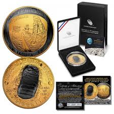 The apollo 11 commemorative coin program commemorates the 50th anniversary of the first manned landing on the moon by striking $5 gold coins, silver dollar coins, half dollar clad coins, and five ounce proof silver dollar coins. Apollo 11 50th Anniversary 2019 Curved Five Ounce Proof Silver Dollar Black Ruthenium 24k Gold Limited