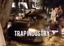 Οι αξιωματικοί της τροχαίας διερευνουν σε βάθος τις συνθήκες κάτω από τις οποίες η μαύρη porsche του mad clip έφυγε από το δρόμο και με . 1vetgq6fqxh Pm