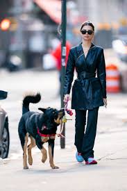 Emrata S Proves That It S Time To Add This Off Duty Staple To Your Wardrobe Asap In 2020 Emily Ratajkowski Style North Face Outfits Winter Fashion