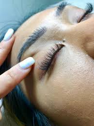 Jedná se o oxidační barvy a dosáhnete s nimi stejně výrazného vzhledu, jako při barvení obočí v salonu. O Lashes