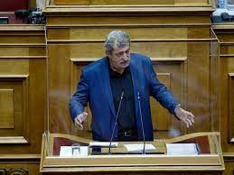 Έχω κάνει όλα τα εμβόλια, τα κορίτσια έχουν κάνει όλα τα εμβόλια, όμως έκανα τα δοκιμασμένα εμβόλια», είπε ο κ. Polakhs To Embolio Den Einai Panakeia