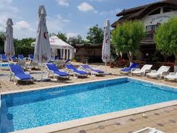 The inn at puf si stuf offers accommodation in three villas comprising of double rooms and apartments around a central swimming pool. Pensiunea La Lipoveanu In Romania