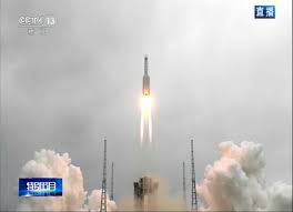 La parte que entrará en la atmósfera es el segmento inferior del cohete. Cohete Chino Segui En Vivo La Trayectoria Del Long March 5b La Nacion