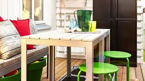 Mais comment choisir entre toutes les matières de salons de jardin existants ? Amenager Un Balcon Avec Des Plantes Et Une Table Cote Maison