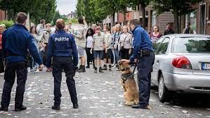 During the escape, the rear doors of the thieves' van open, the stolen figure is left in the street. De Buurtpolitie De Grote Geldroof 2016 Trakt Tv