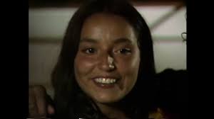 Esto es una joya: un carrete de verano en el litoral central en 1984.  Hablan cuicos, choros e incluso whizquierda. Alcanzo a reconocer a Javiera  Parra (de 15 años), Rodrigo 'Pera' Cuadra