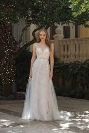 Ein brautkleid ist für jede frau etwas ganz besonderes. Brautkleid Mit Spitze Und Layering Effekt Von Sincerity Modell 44072 Heiraten Mit Braut De Braut Kleid Hochzeit Brautkleid Spitze