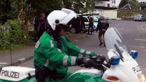 Mindestens ein mensch wurde getötet. Leverkusen Mann Greift Polizei An