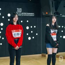 Ryujin muncul dalam adegan saat ia . Female Cameo In Bts Love Yourself Shin Ryujin Joined Yg S Upcoming Survival Program Mix Nine