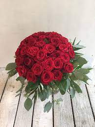 Unser florist macht einen wunderschönen rosenstrauß mit der richtigen anzahl roter rosen von bitte beachten sie: Wolke 7 Mit Roten Rosen Rote Rosen Dieblumenbringer De