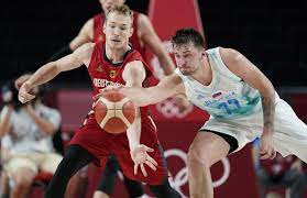 France's evan fournier goes for the basket past united states' draymond jamal green during a basketball. Cipjutfviilvxm