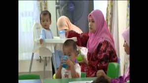 Rabu (05/02), mantan ibu negara malaysia rosmah mansor, untuk kali pertama menjalani proses persidangan dengan agenda kesaksian jaksa gopal sri ram dalam sidang mengatakan bahwa mantan ibu negara malaysia tersebut merupakan wanita yang. Permata Negara English Youtube