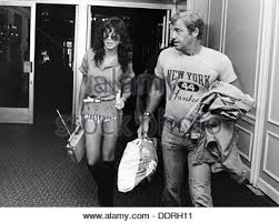 Un petit peu, avant de conclure, je. Belmondo Jean Paul 9 4 1933 French Actor Half Length With Companion Carlos Sotto Mayor Vier Jahreszeiten Hotel Munich July 1982 Stock Photo Alamy