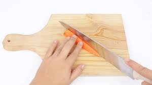 • the knife handle shouldn't be held in a death grip: 3 Ways To Julienne Carrots Wikihow