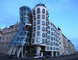 Dancing House In Prague הבית הרוקד בפראג בניין הזכוכית המודרני מוקף בבניינים המעוצבים באדריכלות המסורתית של פראג Unusual Buildings Architecture Building