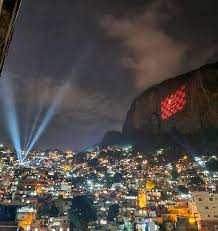 O autor da gravação cita que o uruguaio está na rocinha, comunidade da zona sul do rio de janeiro. Video Rocinha Anoitece Com Escudo Do Flamengo No Morro