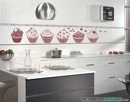 Los vinilos para cocinas son una idea muy de moda para decorar diferentes espacios de nuestro hogar, en especial, los vinilos para cocinas se han en las nuevas cocinas cada vez están entrando más los vinilos y fotomurales para alegrar una de las paredes. Vinilos Para Alegrar La Decoracion De Tu Cocina Decoracion De Salas