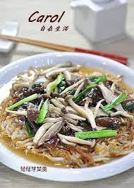 煎至金黃酥脆的豆芽菜淋上料多味美的菇菇羹湯 有著廣式炒麵的口感 滋味特別 菇菇芽菜羮份量 約4 5人