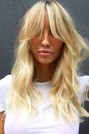Pertanto, prendendo altresì pieno spunto dalle mode capelli 2018 già in vigore, quello che vi consigliamo di fare è cercare di “mescolare” un po’ le cose aggiungendo una bella frangia alla vostra chioma! Come Portare La Frangia La Prossima Estate 2021