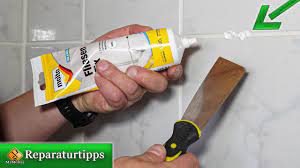 Nachdem sie das laminat gesäubert haben, mischen sie. Fliesen Reparatur Fliesenfugen Ausbessern Fugen Reparieren Mit Molto Youtube