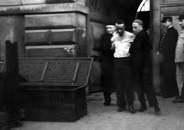 Quand vous entendez (.) le condamné mugir, dans la prison, la veille de la guillotine. 1939 Le Dernier Condamne A La Guillotine Sur La Place Publique Francaise Buzzly