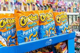 Unter der marke cheetos werden maispuffs mit käsegeschmack vertrieben. Dargestellte Cheetos Redaktionelles Stockfotografie Bild Von Gluten 166692362