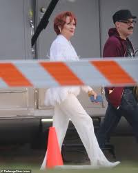 It's easy (and fun) to leave common sense behind when you're watching a staged show. Meryl Streep Rocks Flame Haired Look As The Acting Titan Steps Onto The Los Angeles Set Of The Prom Daily Mail Online