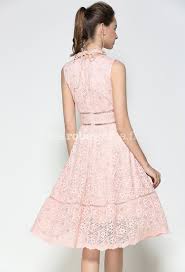 Robe de cocktail 1950 en dentelle ivoire doublée de rose poudré, dentelle brodée de perles et paillettes blanc nacré et strass aux cœur des fleurs en perles ainsi qu'autour de l'encolure, jusqu'aux hanches devant et sur l'encolure du dos, sans manches, décolleté arrondi devant et dos et belle ampleur de jupe Robe Habillee Rose Poudre Dentelle